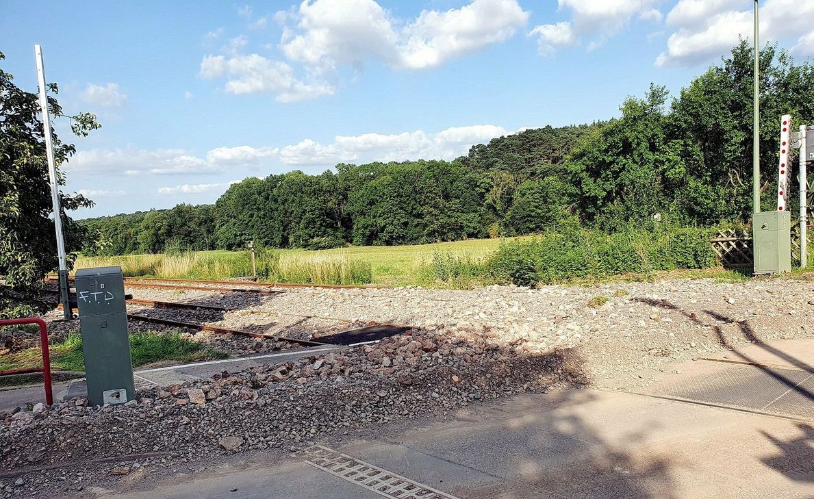 Beim Hochwasser im Juli wurde der Bahnübergang in Katzvey überspült. Für Reparaturarbeiten muss er jetzt zwei Wochen lang für den Fahrzeugverkehr gesperrt werden.