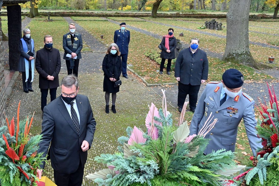 : Der Erste Beigeordnete Horst Gies (vorne links), MdL, in Vertretung für Landrat Dr. Jürgen Pföhler gedenkt mit Vertretern von Kommunen, Bundeswehr, Kirchen und Sozialverbänden der Opfer von Krieg und Gewalt. Foto: Hans-Jürgen Vollrath