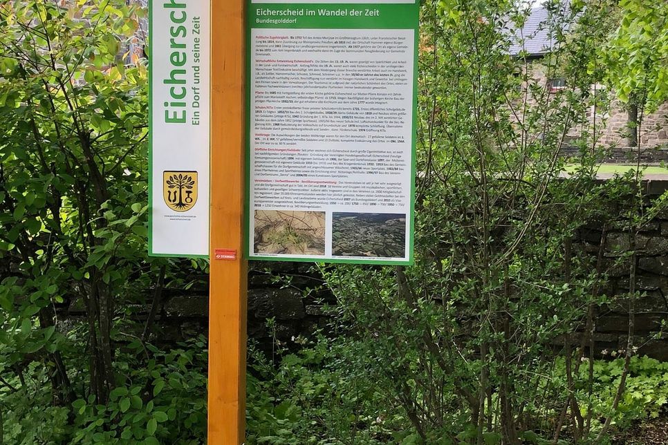 Eine neue Info-Tafel über Eicherscheid steht an der Linde. Foto: T. Förster