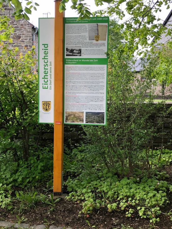Eine neue Info-Tafel über Eicherscheid steht an der Linde. Foto: T. Förster
