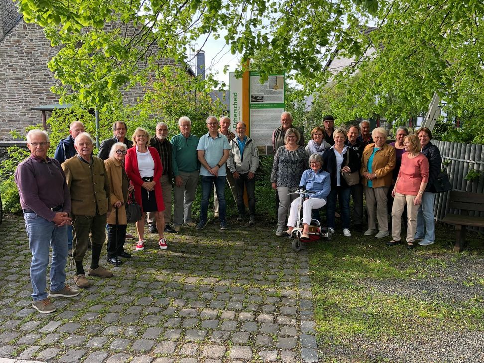 Ortskartell und Ortsvorsteher freuen sich über die neue Info-Tafel des Arbeitskreises Geschichte aus Eicherscheid. Foto: T: Förster