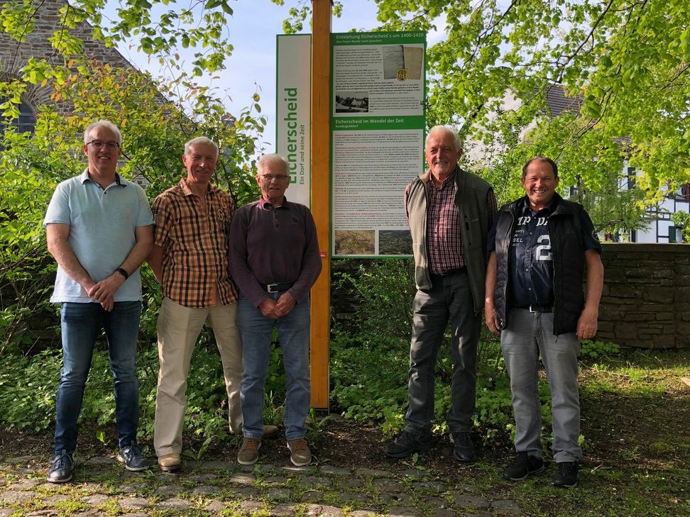 Ortskartell und Ortsvorsteher freuen sich über die neue Info-Tafel des Arbeitskreises Geschichte aus Eicherscheid. Foto: T: Förster