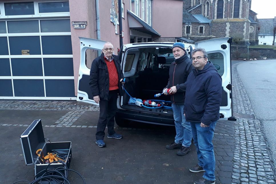 Beltheims Bürgermeister Uwe Hammes und "Kümmerer" Wolfgang Wagner übergeben das Dorfauto in Buch an den neuen "Kümmerer" Detlef Riedel. Foto: Energieagentur