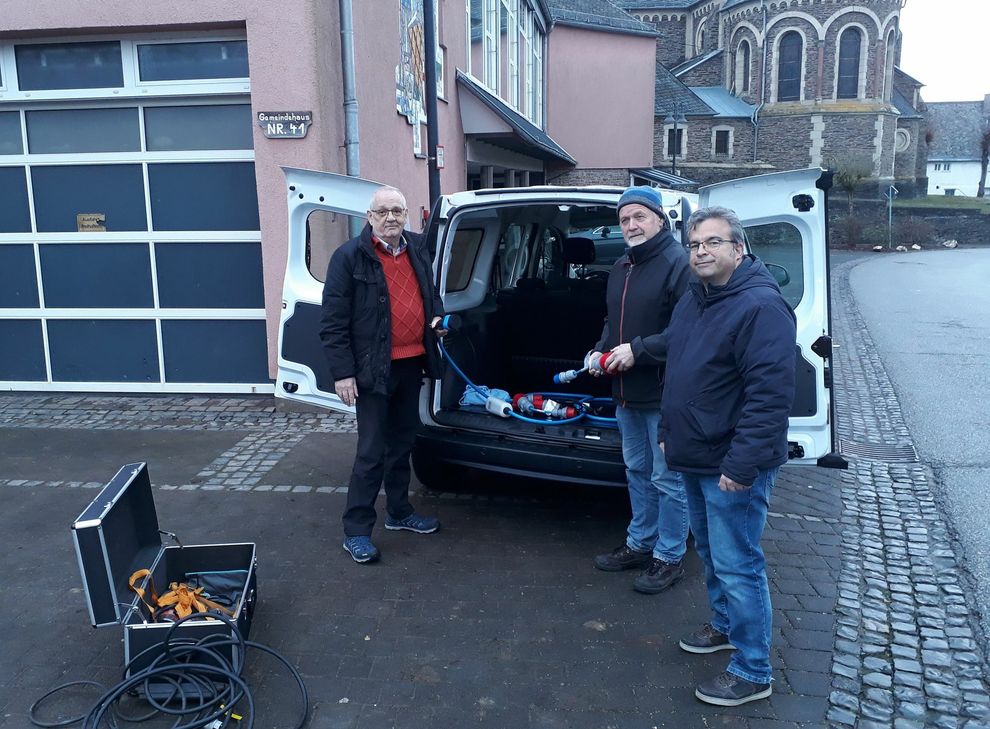 Beltheims Bürgermeister Uwe Hammes und "Kümmerer" Wolfgang Wagner übergeben das Dorfauto in Buch an den neuen "Kümmerer" Detlef Riedel. Foto: Energieagentur