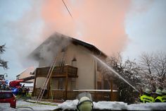Großeinsatz aktuell in Nachtsheim: Beim Brand dieses Hauses wurden sechs Menschen verletzt. Fotos: Walz
