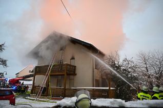 Großeinsatz aktuell in Nachtsheim: Beim Brand dieses Hauses wurden sechs Menschen verletzt. Fotos: Walz