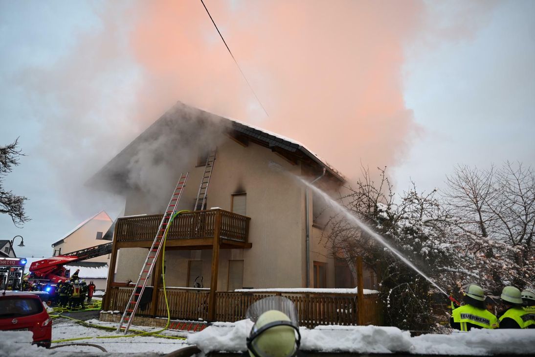 Großeinsatz aktuell in Nachtsheim: Beim Brand dieses Hauses wurden sechs Menschen verletzt. Fotos: Walz