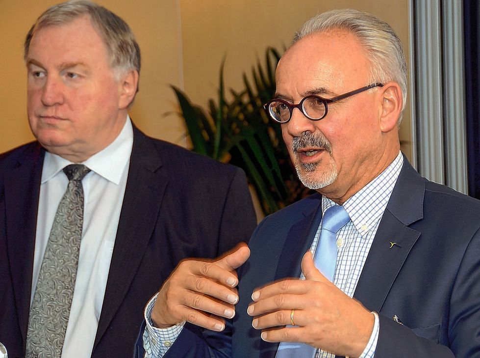 Helmut Etschenberg und der frühere Ministerpräsident der deutschprachigen Gemeinschaft Belgiens, Karl-Heinz Lambertz.