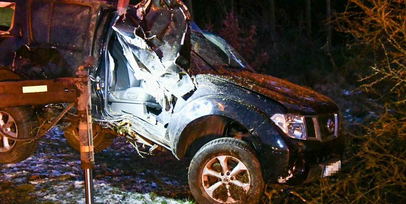 Das Geländwagen wurde bei dem Alleinunfall total beschädigt.