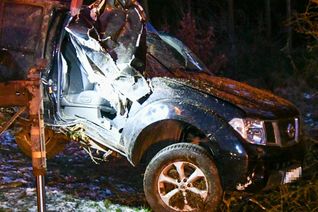 Das Geländwagen wurde bei dem Alleinunfall total beschädigt.