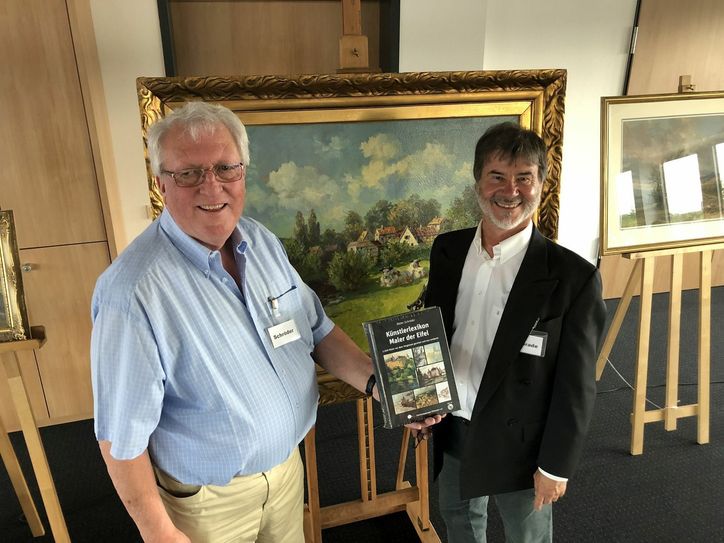 Dieter Schröder (l.) und Dr. Michael Grade präsentierten für die Forschungsgruppe Eifelmaler in Mechernich das große Künstlerlexikon. mn-Foto