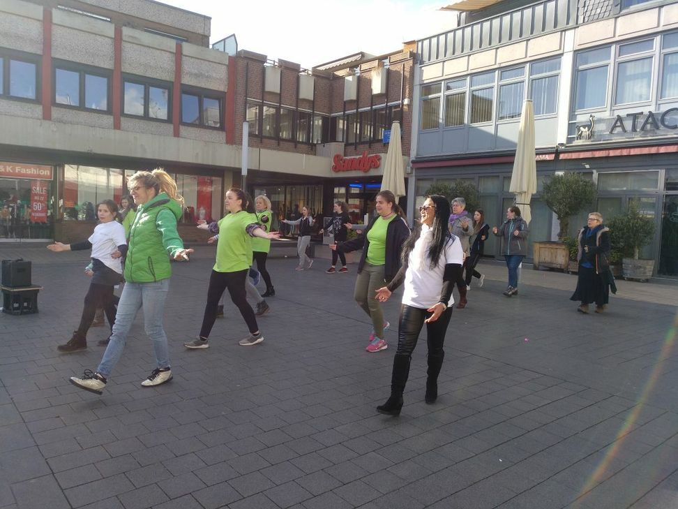 2018 wurde zu "Break the Chain" am Gardebrunnen getanzt. Diesmal wird die Aktion ins Internet verlagert. Foto: Frauenberatungsstelle Euskirchen