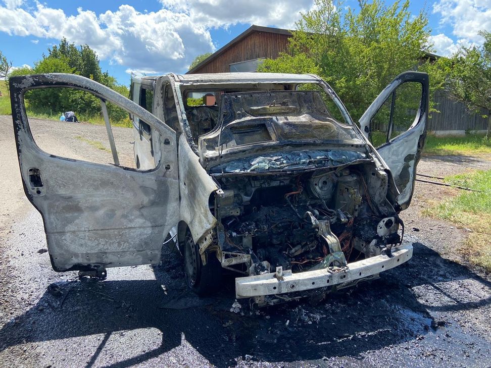 Ein Kleintransporter brennt auf der K 53 zwischen Weinsheim und Hüffelsheim aus. Fotos: Freiwillige Feuerwehr VG Rüdesheim