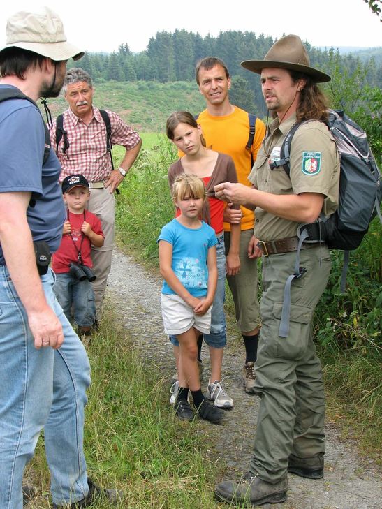 Das Nationalparktor Höfen (l.) veranstaltet zum Jubiläum auch Rangertouren.
