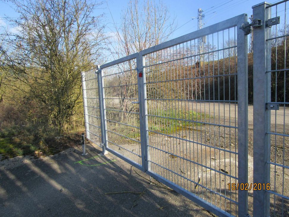 Das entwendete Doppelflügeltor an der Zufahrt zur DB AG. Foto: Bundespolizei