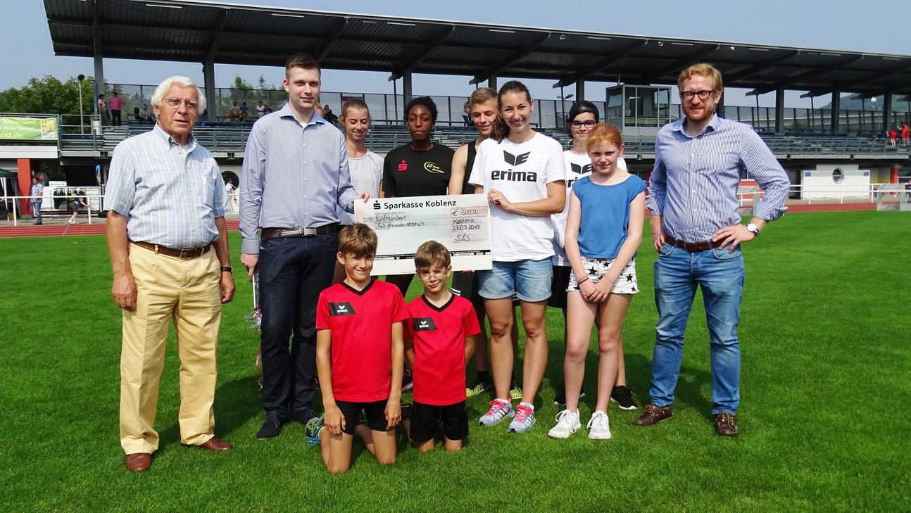 Felix Horbach (2.v.li. Sportjugend Rheinland) überreichte den Ehrenamtsförderpreis der Sportjugend Rheinland an Corinna Swat (4.v.r) – im Beisein des Sportkreisvorsitzenden Fritz Langenhorst (1.v.li.) und des stellvertretenden Vorsitzenden des TuS Ahrweiler Peter Ropertz (1.v.re.). Foto: Privat