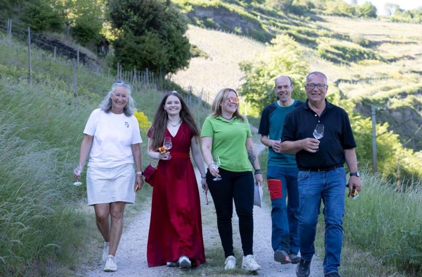 Sven Stimac (Geschäftsführer BUGA 2029 gGmbH), Volker Boch (Landrat Rhein-Hunsrück-Kreis), Melanie Joras (Tourist-Info Oberwesel), Oberweseler Weinhex' und Martina Stimac (v.r.n.l.) bei der Wanderung auf dem Kunstpfad am Oelsberg.
