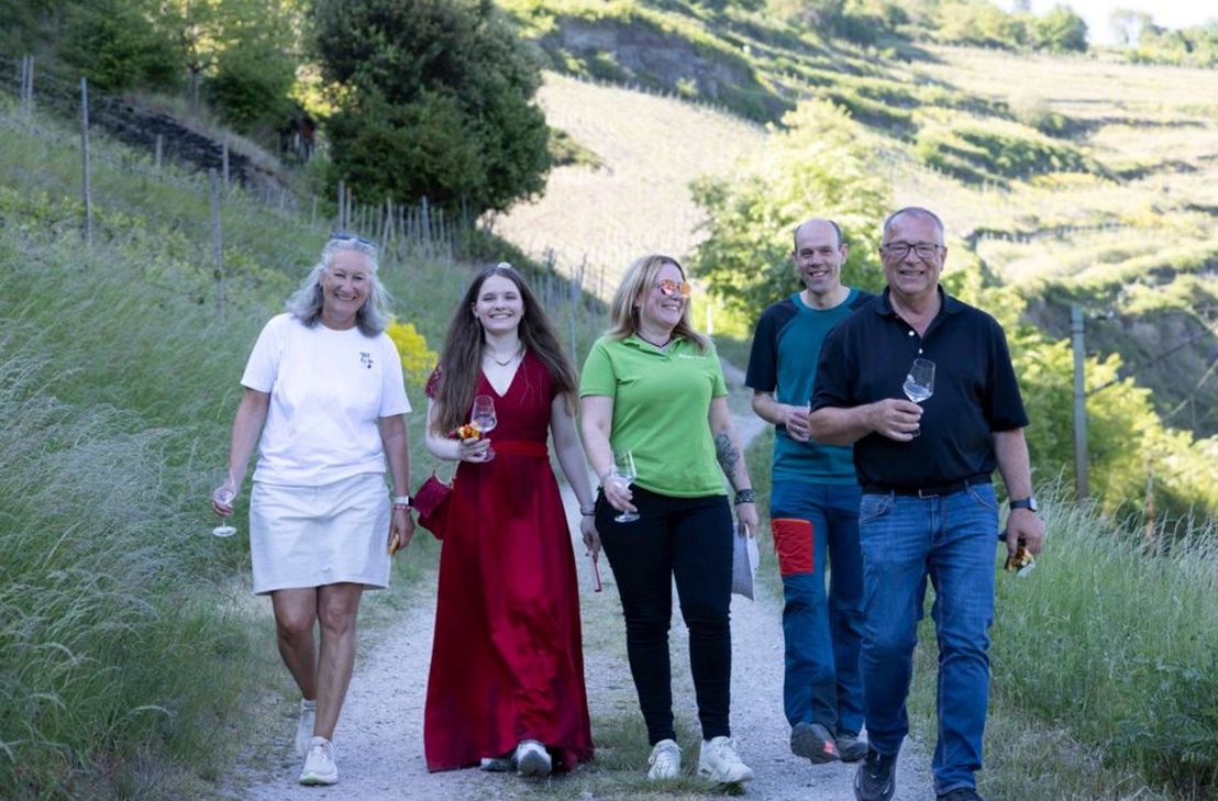 Sven Stimac (Geschäftsführer BUGA 2029 gGmbH), Volker Boch (Landrat Rhein-Hunsrück-Kreis),  Melanie Joras (Tourist-Info Oberwesel), Oberweseler Weinhex' und Martina Stimac (v.r.n.l.) bei der Wanderung auf dem Kunstpfad am Oelsberg.