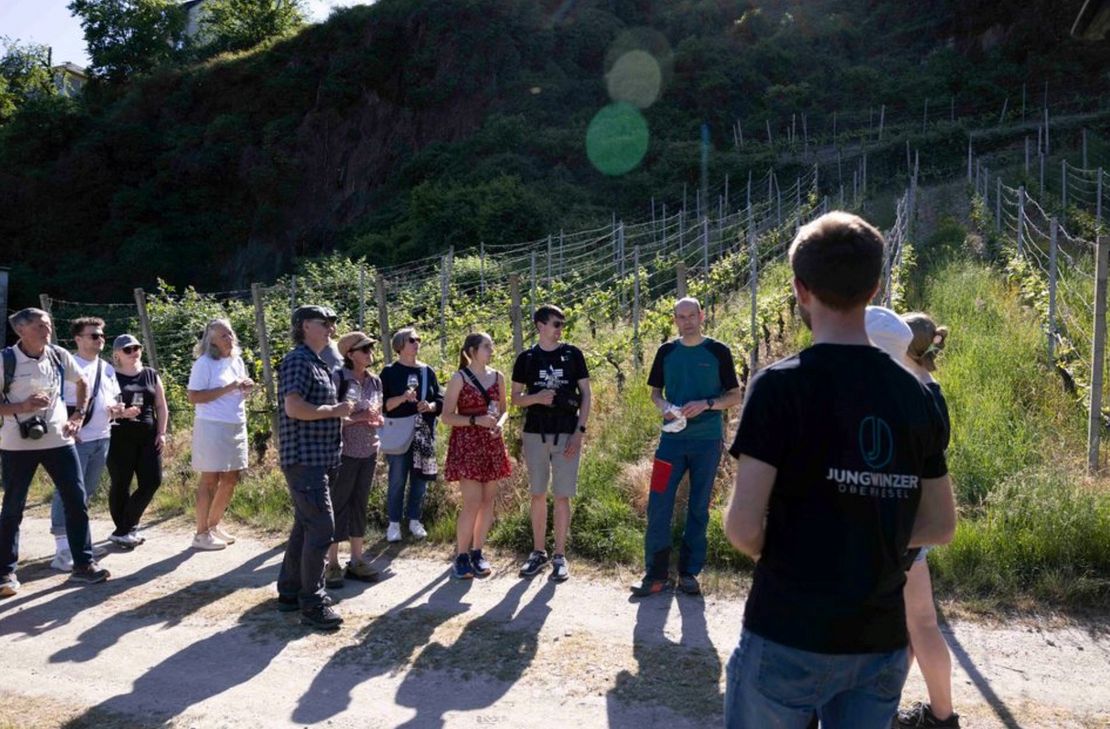 Wanderer auf der Tour am Oelsberg zum BUGA29-Wanderevent.