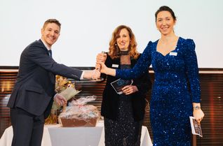 Julian Roth (KJU-Vorsitzender 2024-2025) übergibt den Staffelstab an das neue KJU-Vorsitzenden-Duo Larissa Kuntz (elka-holzwerke GmbH) und Nora Jägen-Billen (No-Ma GmbH)