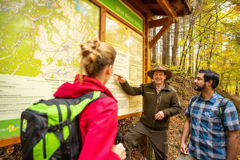 Bei Rangertouren bringen die Nationalpark-Mitarbeiter mit dem markanten Hut ihren Gästen die Natur im Nationalpark Eifel näher.