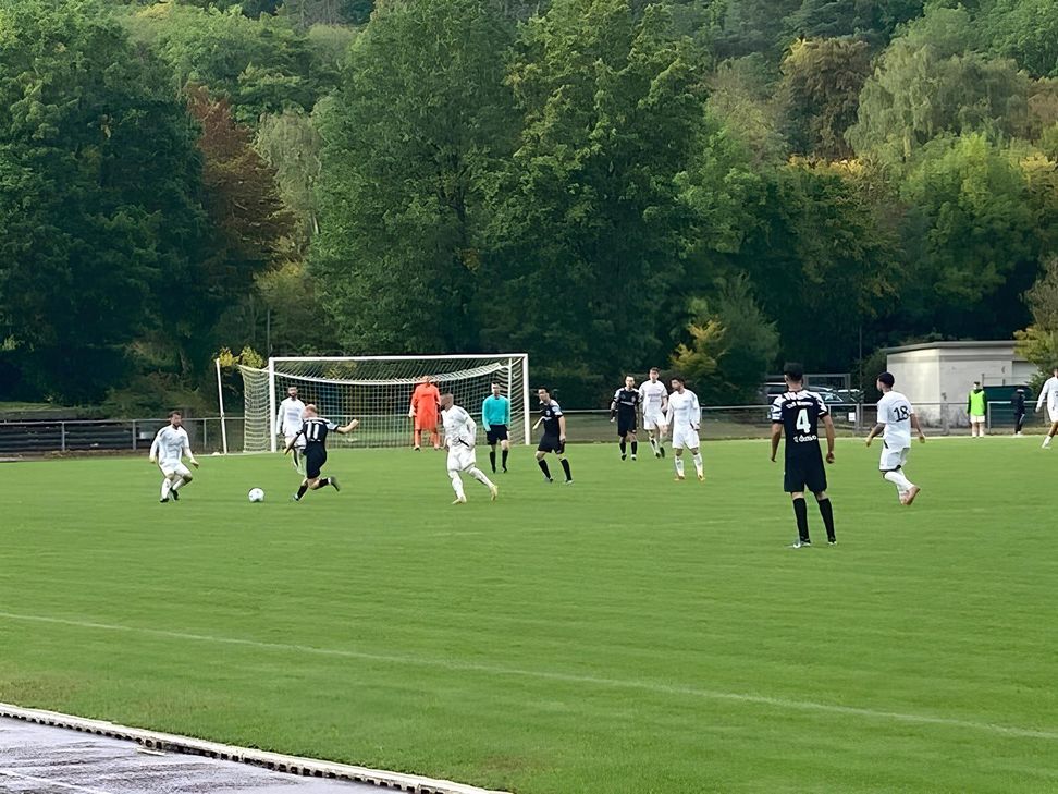 Beste Unterhaltung boten der TuS und Emmelshausen-Karbach II. Mitentscheidend Marlon Leidenbach (Nr. 11), der mit dem 3:2 für die Vorentscheidung sorgte.