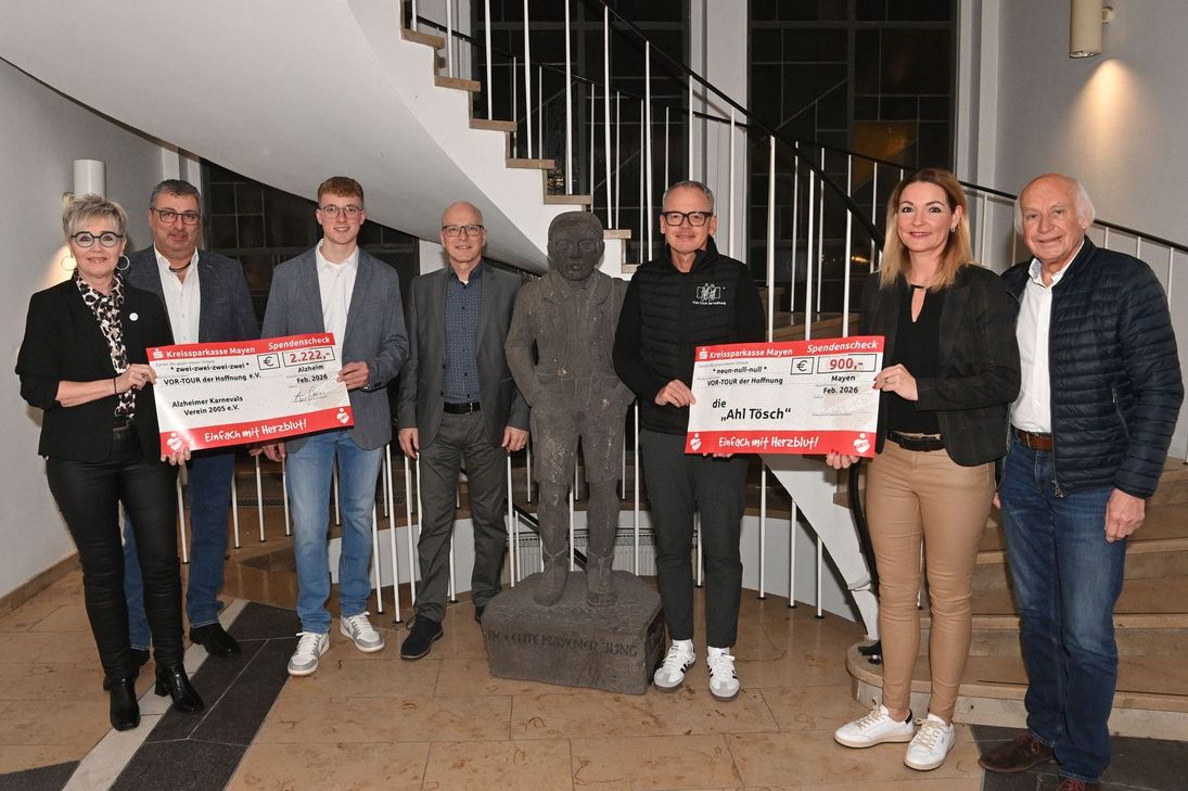 Heike Schmitz (AKV, Geschäftsführerin), Achim Geisen (1.Vorsitzender AKV), Luis Velten (2. Vorsitzender AKV), Oberbürgemeister Dirk Meid, Bernhard Sommer (1. Vorsitzender VOR-TOUR der Hoffnung) Andrea Nett (AHL Tösch, Büttenrednerin), Bernhard Mauel (Bürg