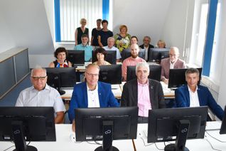 Der digitale Wandel verändert grundsätzlich den Alltag und das Berufsleben aller Bürgerinnen und Bürger. Daher will die VHS die bürgernahe Medienkompetenz fördern.