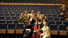 Das Enseble von "Die Möwe" im Publikumsbereich des Großen Hauses am Theater in Trier.