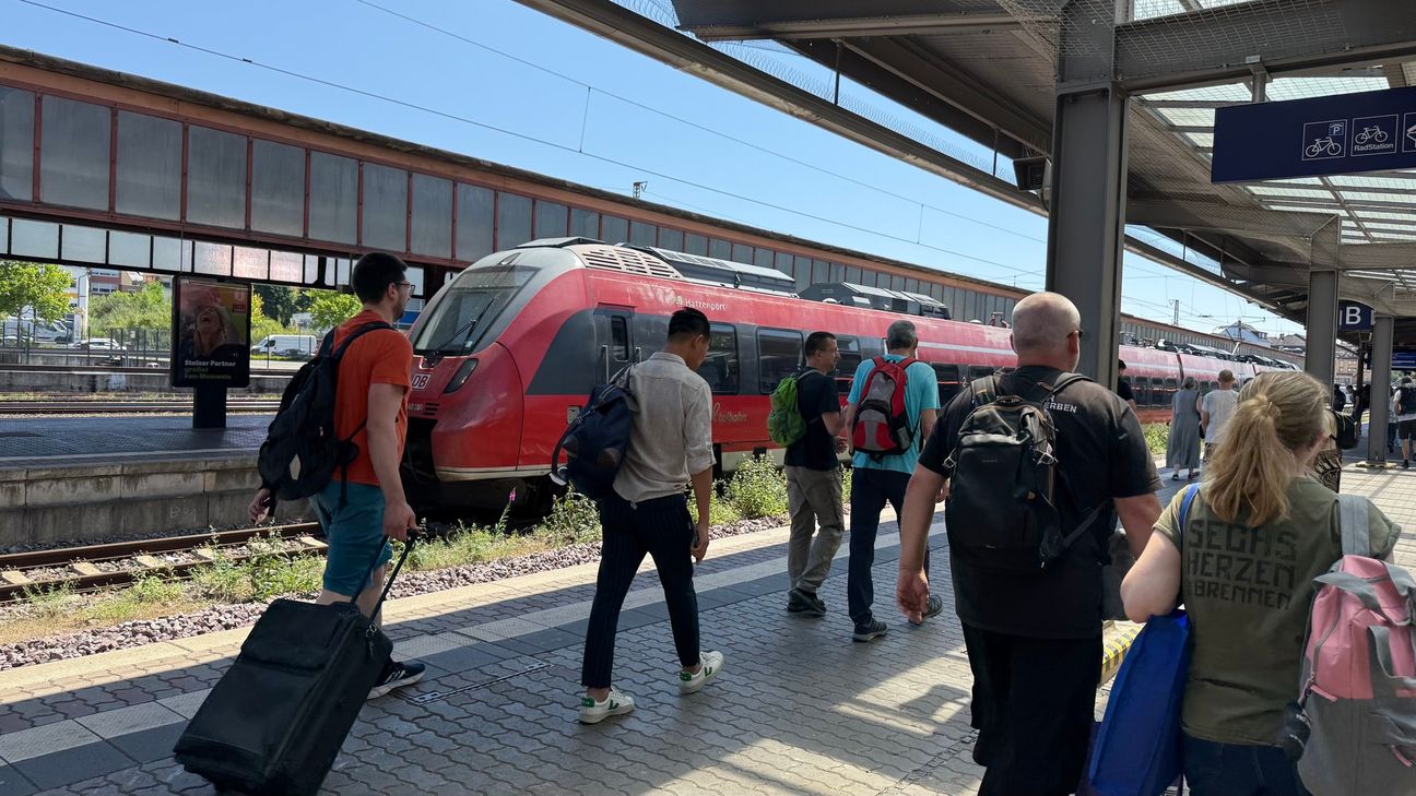 Durch einen Reizgasvorfall im Regionalexpress begaben sich selbstständig ins Freie.