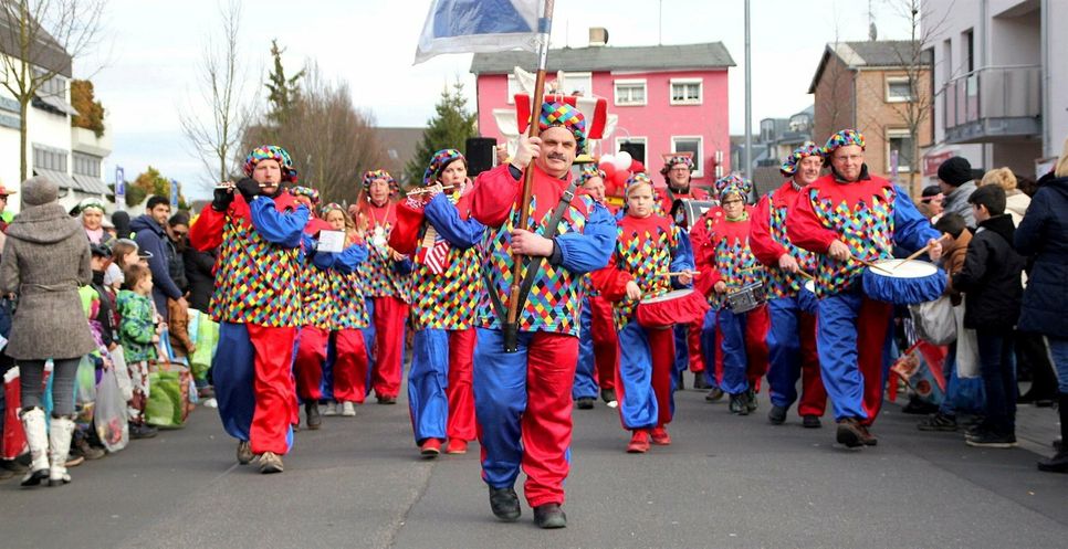 Die Zöch nehmen in der Region wieder Fahrt auf. Nach langer Pause wird wieder Musik gemacht sowie Kamelle und Strüsjer geworfen.