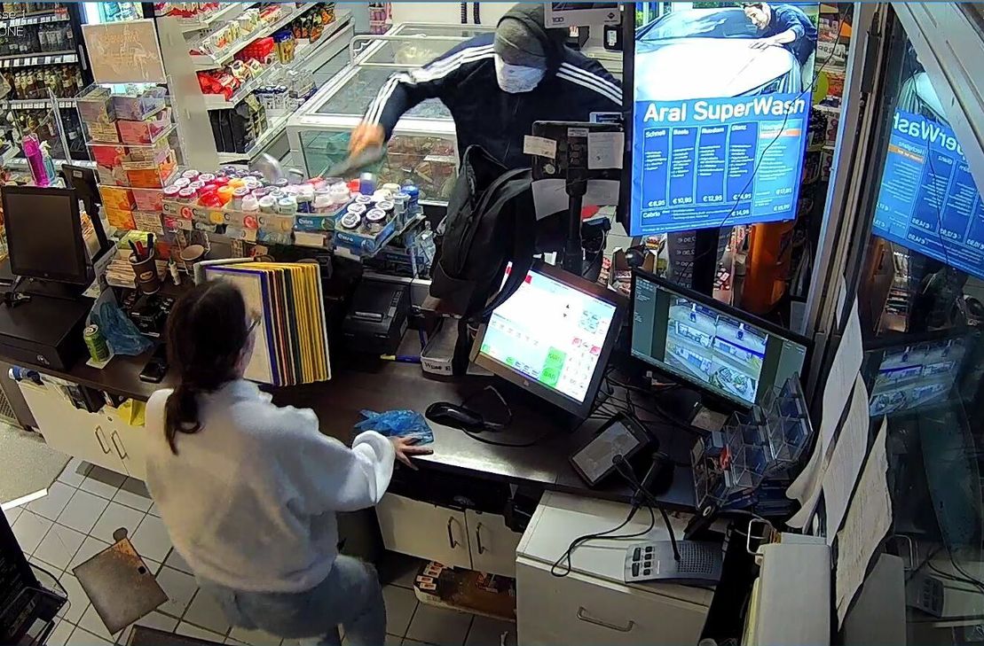 Bewaffneter Täter in der Tankstelle