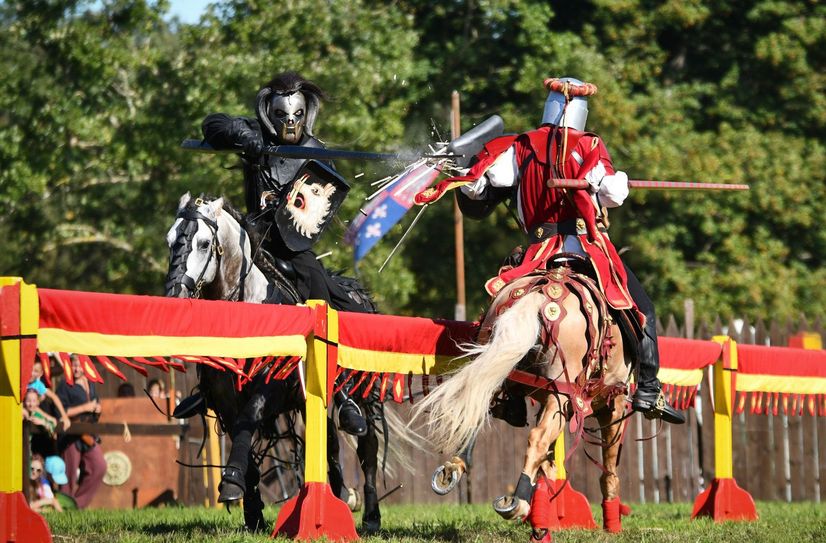 Die Ritter vom Rheintal laden zum Turnier auf das Felsplateau ein. Dazu gibt‘s auch ein buntes Markttreiben mit Musik und Unterhaltung.