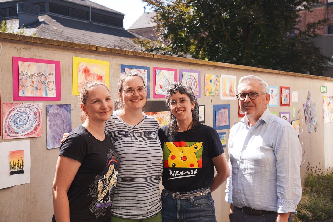 v.l.n.r. Judith Ehlen, Paula May (beide Kinder- und Jugendpsychiatrie am Klinikum Mutterhaus), Filiz Sener und Jörg Hoffmann (Chefarzt der Kinder- und Jugendpsychiatrie) beim feierlichen Abschluss der Ferienaktion.
