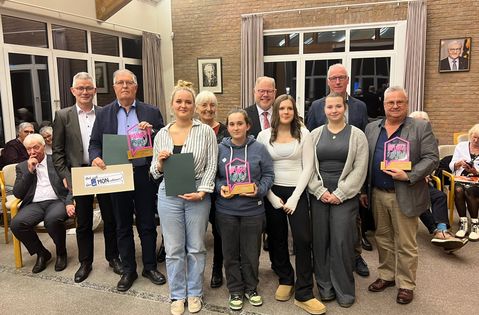 Berthold Rüttgers (2.v.l.) und die Vossenacker Theaterspieler (r.) erhielten den Heimatpreis der Gemeinde Hürtgenwald.