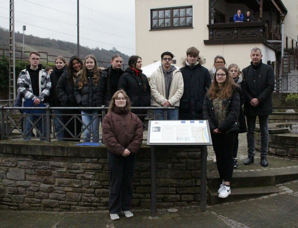 Kobern-Gondorfs Ortsbürgermeister Michael Dötsch enthüllte gemeinsam mit Schülerinnen, Schülern und Lehrern der Realschule plus und FOS Untermosel eine Gedenktafel zum Gedenken an die Koberner jüdische Gemeinde.