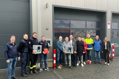 Die Malteser-Unterkunft am Trafoweg am Rande von Lammersdorf (gegenüber der Zufahrt zum »Kämpchen«) ist der neueste Standort eines Defibrillators, der im Notfall Lebensrettern zur Verfügung steht. Die Malteser haben nicht nur diesen AED gegen Wind und Wetter geschützt, sondern auch für zwei weitere »vollautomatische Lebensretter« im Ort - an der Turnhalle und auf dem Gelände von Feuerwehr und THW - wetterfeste Wandkästen beschafft.