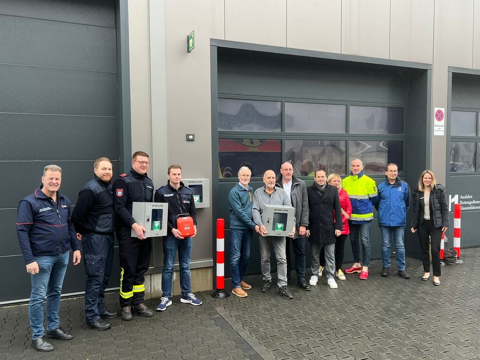 Die Malteser-Unterkunft am Trafoweg am Rande von Lammersdorf (gegenüber der Zufahrt zum »Kämpchen«) ist der neueste Standort eines Defibrillators, der im Notfall Lebensrettern zur Verfügung steht. Die Malteser haben nicht nur diesen AED gegen Wind und Wetter geschützt, sondern auch für zwei weitere »vollautomatische Lebensretter« im Ort - an der Turnhalle und auf dem Gelände von Feuerwehr und THW - wetterfeste Wandkästen beschafft.