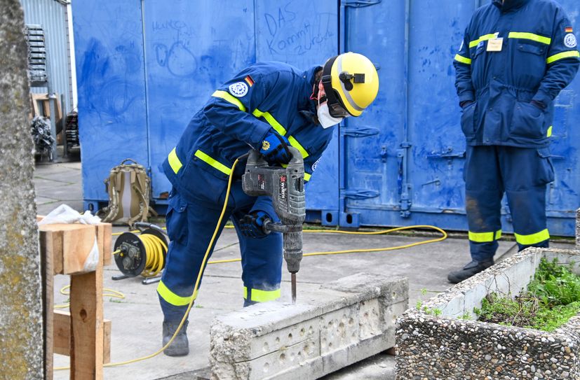 In der Grundausbildung erlernen die Helfer alles Wichtige.