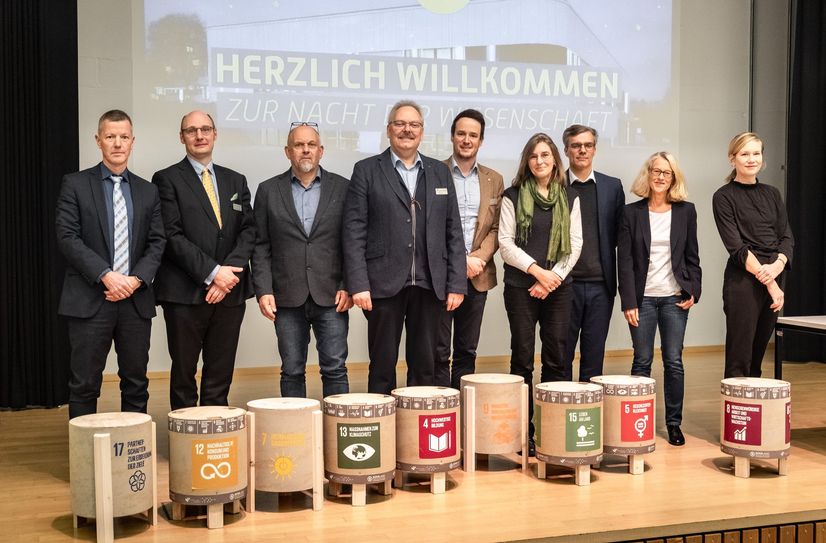 Hochschul- und Campusleitung mit den Vortragenden der Nacht der Wissenschaft - v.l.n.r.: Prof. Dr. Oliver Braun, Prof. Dr. Henrik te Heesen (Vizepräsident Hochschule Trier), Prof. Dr.-Ing. Peter Gutheil, Prof. Dr. Klaus Helling, Prof. Dr.-Ing. Guido Dartmann, Prof. Dr. Carola Glinkski, Prof. Dr. Christian Mock, Prof. Dr. Rita Spatz, Prof. Dr. Anna Donner de Ceiba.