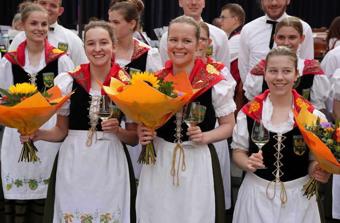 Lara Weich ist neue Mehringer Weinkönigin (Bildmitte)