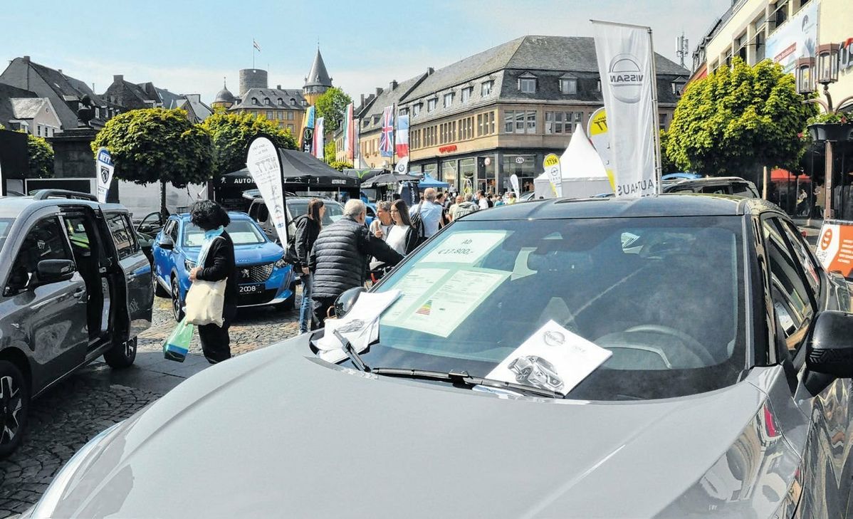 Die beliebte Autoschau, abgerundet durch den verkaufsoffenen Sonntag, lockt Jahr für Jahr zahlreiche Gäste nach Mayen (Archivfoto).