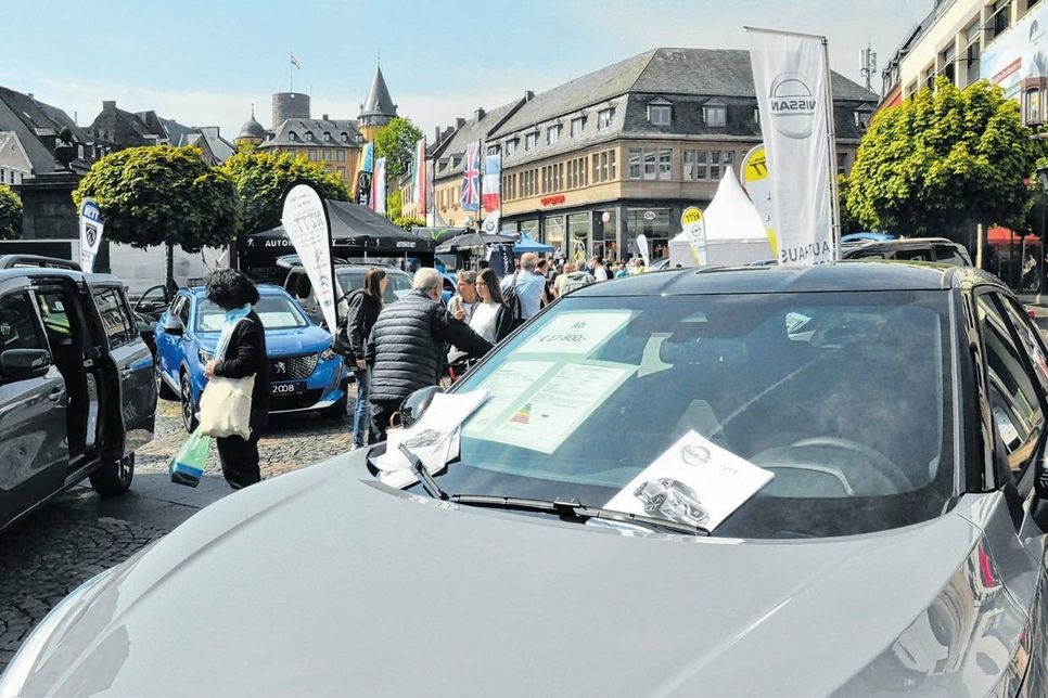 Die beliebte Autoschau, abgerundet durch den verkaufsoffenen Sonntag,  lockt Jahr für Jahr zahlreiche Gäste  nach Mayen (Archivfoto).