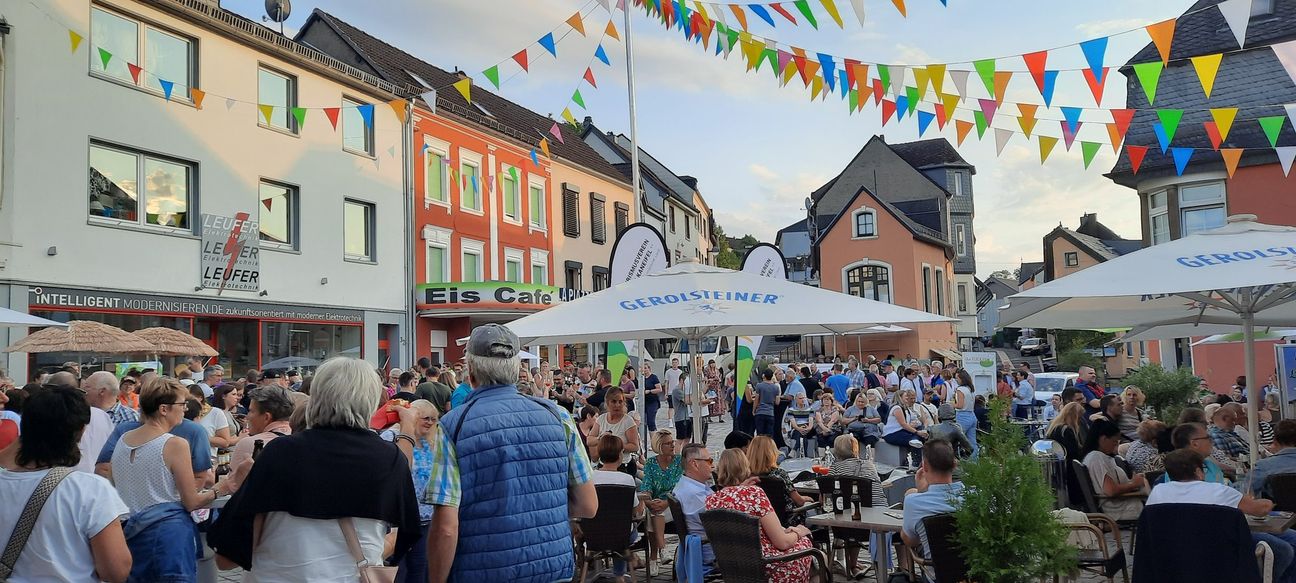 Nach Feierabend bei guter Musik Freunde treffen und den Sommer genießen: Da bleibt man doch gerne länger in der Stadt.