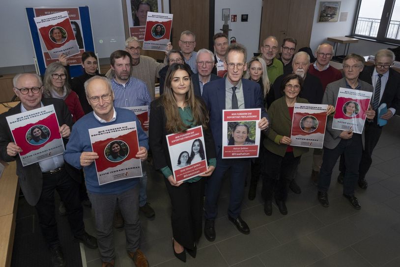 Ein Bild mit Symbolkraft: Ganz viele Unterstützer stehen hinter Pinar Sahbaz und ihrer Forderung nach einer Freilassung ihrer Mutter Zozan und ihrer Tante Hatun.