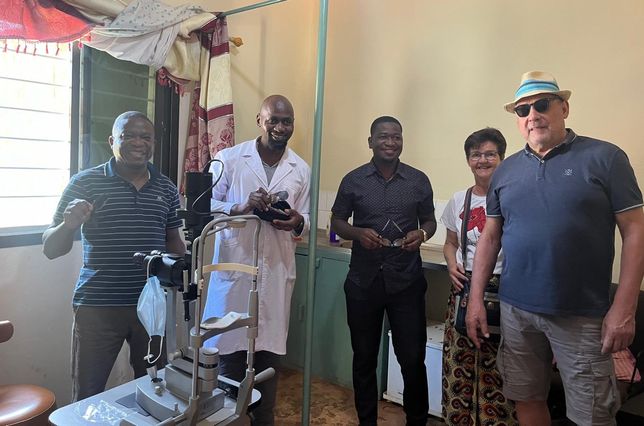 Martin und Elke Krings (r.) auf der Station für Augenheilkunde im Krankenhaus von Kabanga. Bald wird die medizinische Versorgung um eine Zahnarztpraxis ergänzt.