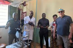 Martin und Elke Krings (r.) auf der Station für Augenheilkunde im Krankenhaus von Kabanga. Bald wird die medizinische Versorgung um eine Zahnarztpraxis ergänzt.