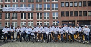 Die 24 Landrätinnen und Landräte aus Rheinland-Pfalz machten mit einer gemeinsamen Fahrradaktion durch Mainz auf die angespannte Finanzlage der kommunalen Haushalte aufmerksam.