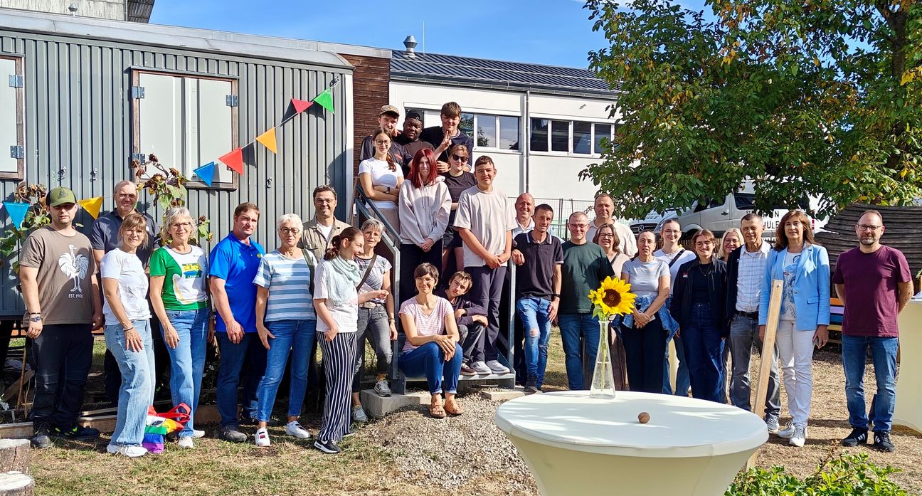 Mit Unterstützung von Spendern und Sponsoren hat die St. Martin-Schule in Bitburg einen Schulgarten geschaffen. Bei einem kleinen Fest stellte die Förderschule das Projekt vor.