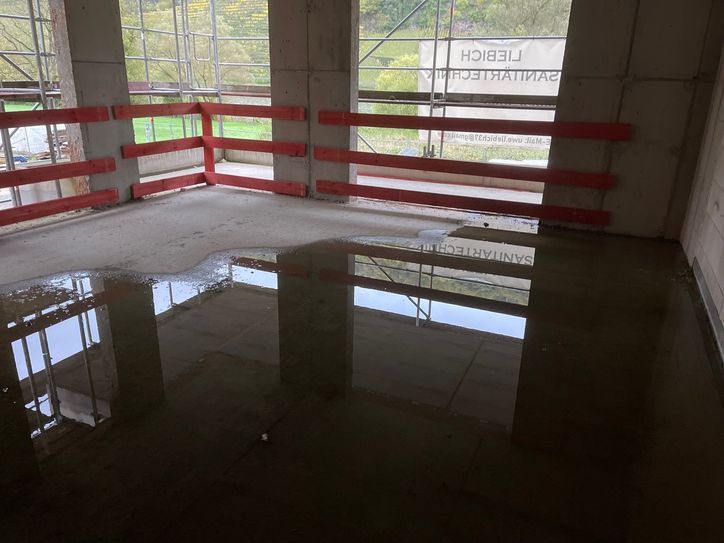 Zwei von drei Gebäuden wurden bereits errichtet. Da das Dach nicht richtig abgedichtet ist, steht in den Wohnräumen teilweise zentimeterhoch das Wasser.